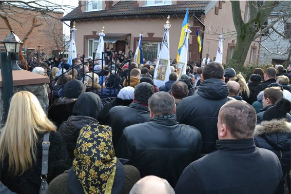 Сотні львів'ян на колінах зустріли загиблого Героя АТО (ВІДЕО, ФОТОРЕПОРТАЖ) (фото) - фото 2 Сотні львів'ян на колінах зустріли загиблого Героя АТО (ВІДЕО, ФОТОРЕПОРТАЖ) (фото) - фото 2