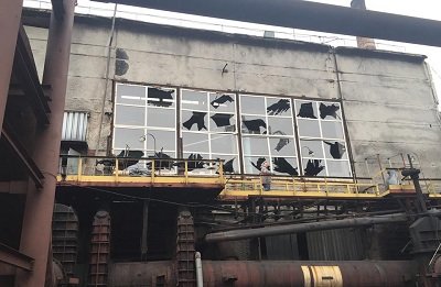 Авдеевский коксохим снова обстреляли. Трое рабочих ранены (фото) - фото 1 Авдеевский коксохим снова обстреляли. Трое рабочих ранены (фото) - фото 1