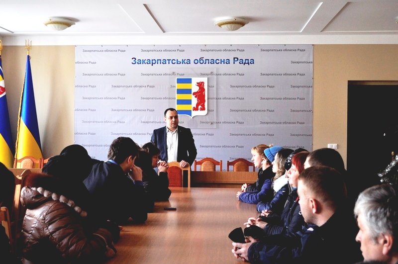 Голова Закарпатської облради на робочому місці в робочий час «мировою» вирішив власне питання з гуртожитком (фото) - фото 1 Голова Закарпатської облради на робочому місці в робочий час «мировою» вирішив власне питання з гуртожитком (фото) - фото 1