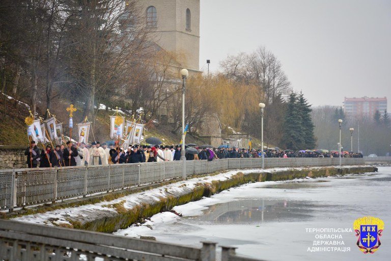 На Тернопільському ставі освятили воду (фото) - фото 1 На Тернопільському ставі освятили воду (фото) - фото 1