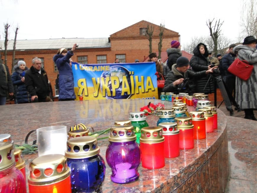 Хмельницький пройшов маршем солідарності у пам'ять за загиблими під Волновахою (фото) - фото 1 Хмельницький пройшов маршем солідарності у пам'ять за загиблими під Волновахою (фото) - фото 1