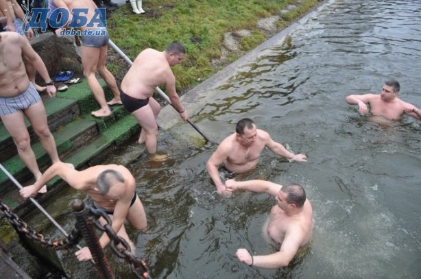 Тернополяни сьогодні занурились у святу воду неподалік “моржатника” (фото) (фото) - фото 1 Тернополяни сьогодні занурились у святу воду неподалік “моржатника” (фото) (фото) - фото 1