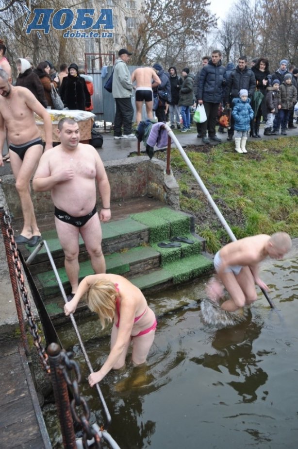 Тернополяни сьогодні занурились у святу воду неподалік “моржатника” (фото) (фото) - фото 1 Тернополяни сьогодні занурились у святу воду неподалік “моржатника” (фото) (фото) - фото 1