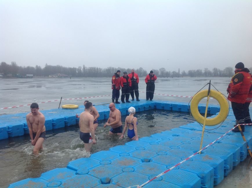 В Киеве на Оболони и в Гидропарке в крещенских купаниях приняли участие 1,5 тыс. человек (ФОТО) (фото) - фото 1 В Киеве на Оболони и в Гидропарке в крещенских купаниях приняли участие 1,5 тыс. человек (ФОТО) (фото) - фото 1