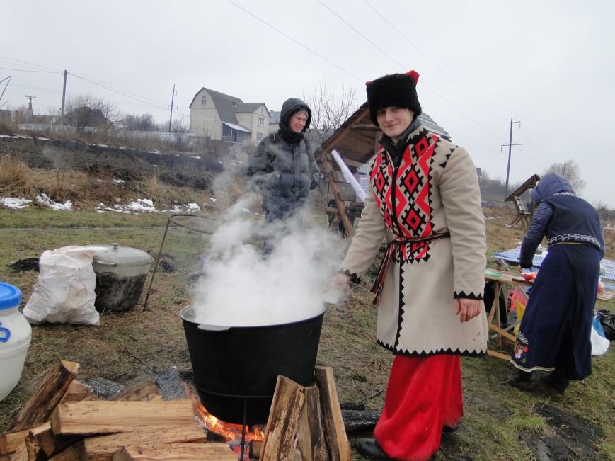 Хмельницький зустрів Водохреща дощем та козацьким кулішем (фото) - фото 2 Хмельницький зустрів Водохреща дощем та козацьким кулішем (фото) - фото 2
