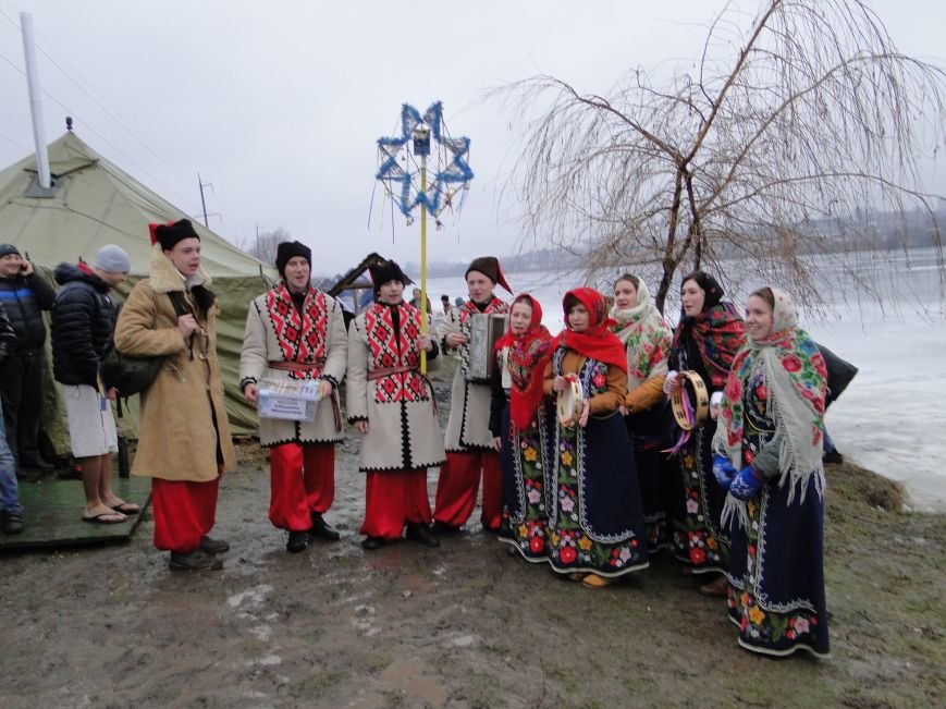 Хмельницький зустрів Водохреща дощем та козацьким кулішем (фото) - фото 2 Хмельницький зустрів Водохреща дощем та козацьким кулішем (фото) - фото 2