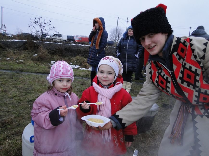 Хмельницький зустрів Водохреща дощем та козацьким кулішем (фото) - фото 2 Хмельницький зустрів Водохреща дощем та козацьким кулішем (фото) - фото 2