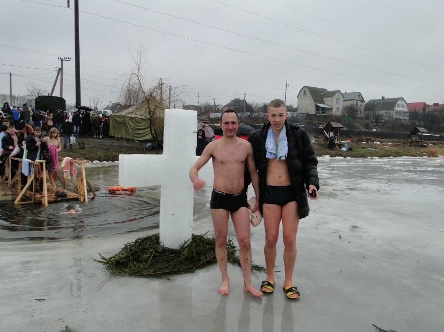 Хмельницький зустрів Водохреща дощем та козацьким кулішем (фото) - фото 2 Хмельницький зустрів Водохреща дощем та козацьким кулішем (фото) - фото 2