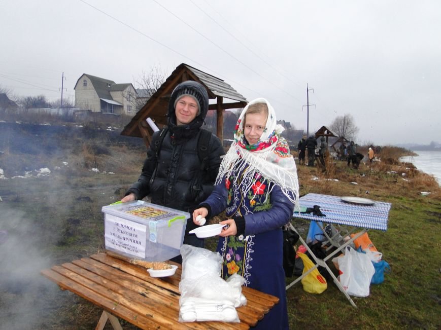 Хмельницький зустрів Водохреща дощем та козацьким кулішем (фото) - фото 2 Хмельницький зустрів Водохреща дощем та козацьким кулішем (фото) - фото 2