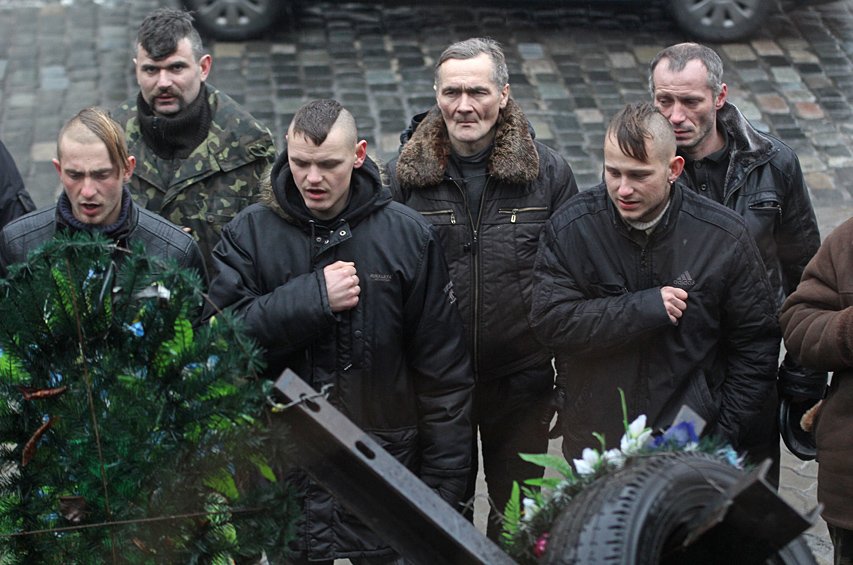 В Киеве активисты «Правого сектора» с коктейлями Молотова напомнили о Евромайдане (ФОТО) (фото) - фото 1 В Киеве активисты «Правого сектора» с коктейлями Молотова напомнили о Евромайдане (ФОТО) (фото) - фото 1