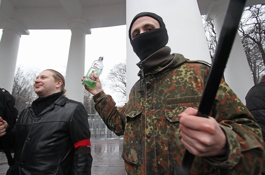 В Киеве активисты «Правого сектора» с коктейлями Молотова напомнили о Евромайдане (ФОТО) (фото) - фото 1 В Киеве активисты «Правого сектора» с коктейлями Молотова напомнили о Евромайдане (ФОТО) (фото) - фото 1