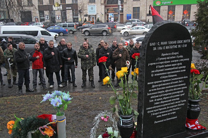 В Киеве активисты «Правого сектора» с коктейлями Молотова напомнили о Евромайдане (ФОТО) (фото) - фото 1 В Киеве активисты «Правого сектора» с коктейлями Молотова напомнили о Евромайдане (ФОТО) (фото) - фото 1
