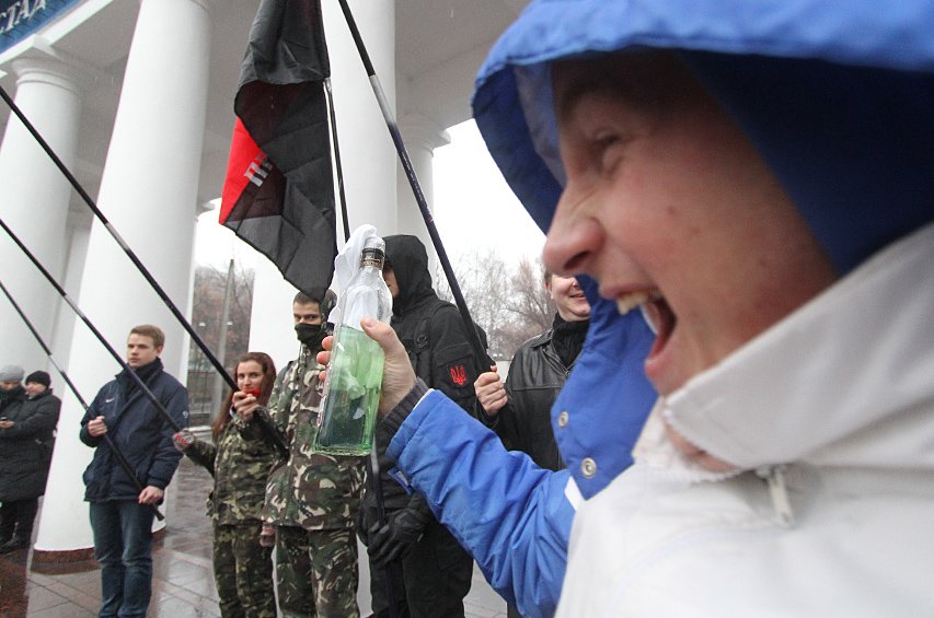 В Киеве активисты «Правого сектора» с коктейлями Молотова напомнили о Евромайдане (ФОТО) (фото) - фото 1 В Киеве активисты «Правого сектора» с коктейлями Молотова напомнили о Евромайдане (ФОТО) (фото) - фото 1
