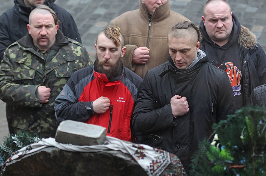 В Киеве активисты «Правого сектора» с коктейлями Молотова напомнили о Евромайдане (ФОТО) (фото) - фото 1 В Киеве активисты «Правого сектора» с коктейлями Молотова напомнили о Евромайдане (ФОТО) (фото) - фото 1