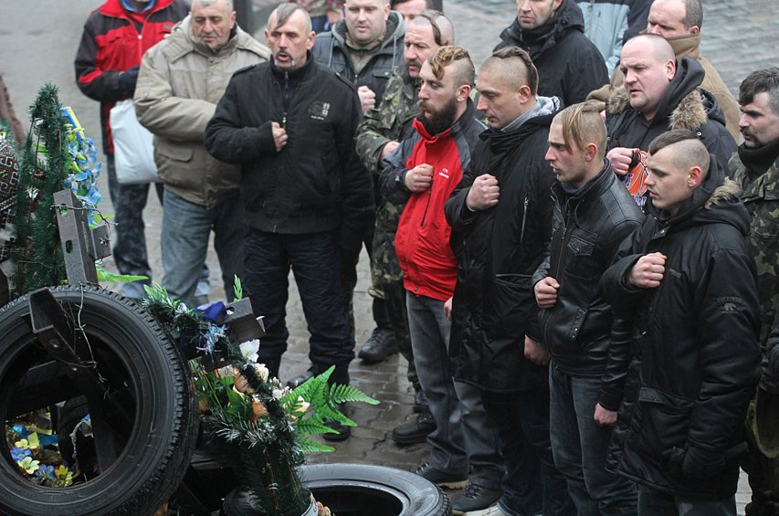 В Киеве активисты «Правого сектора» с коктейлями Молотова напомнили о Евромайдане (ФОТО) (фото) - фото 1 В Киеве активисты «Правого сектора» с коктейлями Молотова напомнили о Евромайдане (ФОТО) (фото) - фото 1