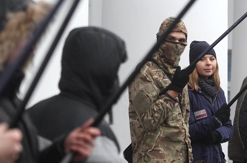 В Киеве активисты «Правого сектора» с коктейлями Молотова напомнили о Евромайдане (ФОТО) (фото) - фото 1 В Киеве активисты «Правого сектора» с коктейлями Молотова напомнили о Евромайдане (ФОТО) (фото) - фото 1