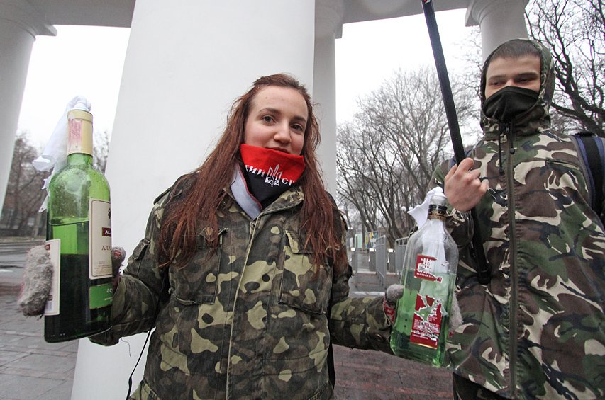 В Киеве активисты «Правого сектора» с коктейлями Молотова напомнили о Евромайдане (ФОТО) (фото) - фото 1 В Киеве активисты «Правого сектора» с коктейлями Молотова напомнили о Евромайдане (ФОТО) (фото) - фото 1