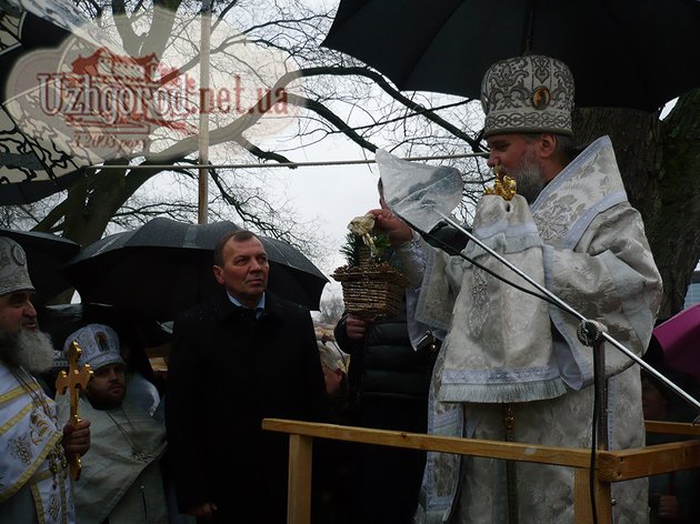 Як на «ужгородському Йордані» освятили воду (ФОТО, ВІДЕО) (фото) - фото 2 Як на «ужгородському Йордані» освятили воду (ФОТО, ВІДЕО) (фото) - фото 2