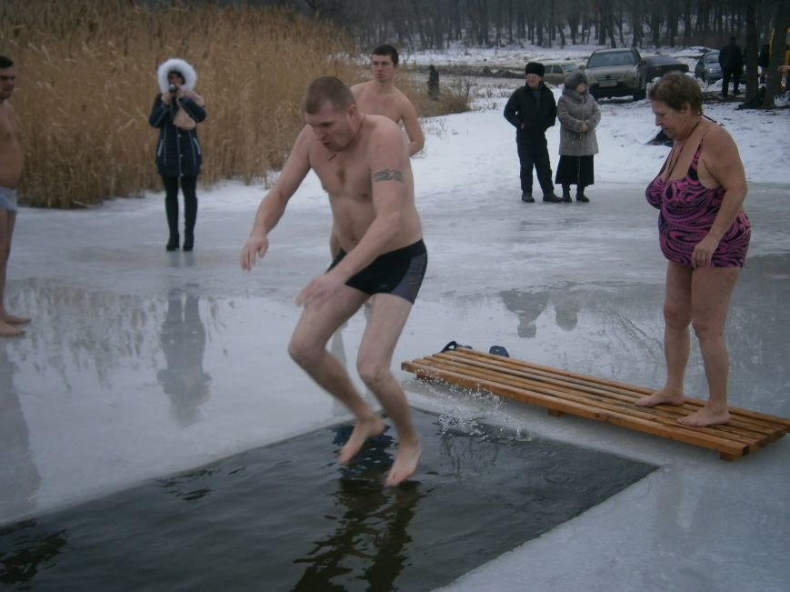 Как жители Димитрова купались в освященном водоеме «Синянка» (фото) - фото 14 Как жители Димитрова купались в освященном водоеме «Синянка» (фото) - фото 14