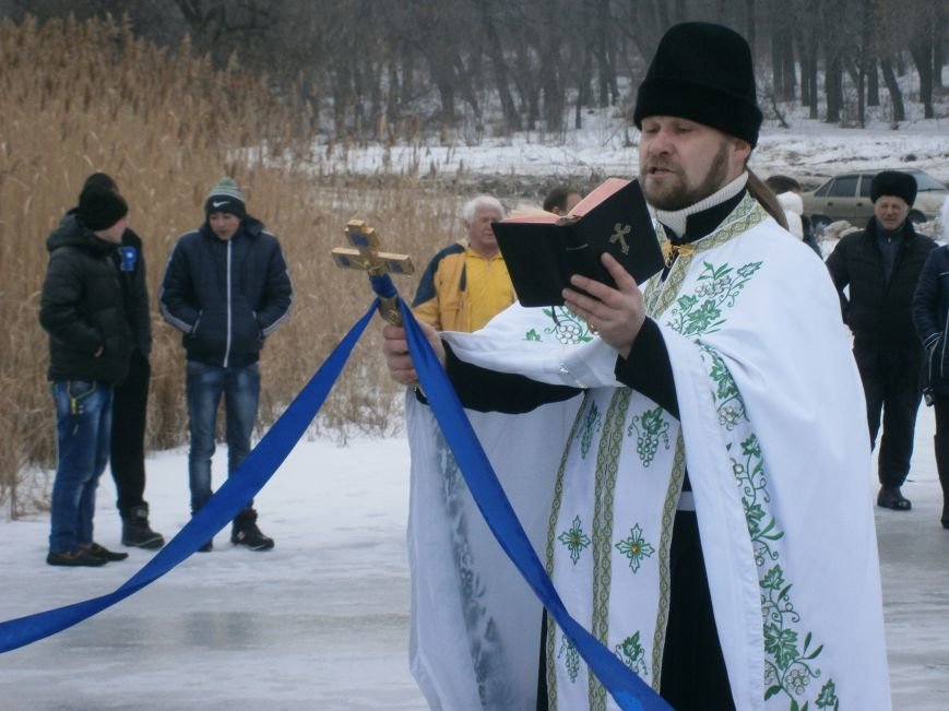 Как жители Димитрова купались в освященном водоеме «Синянка» (фото) - фото 11 Как жители Димитрова купались в освященном водоеме «Синянка» (фото) - фото 11