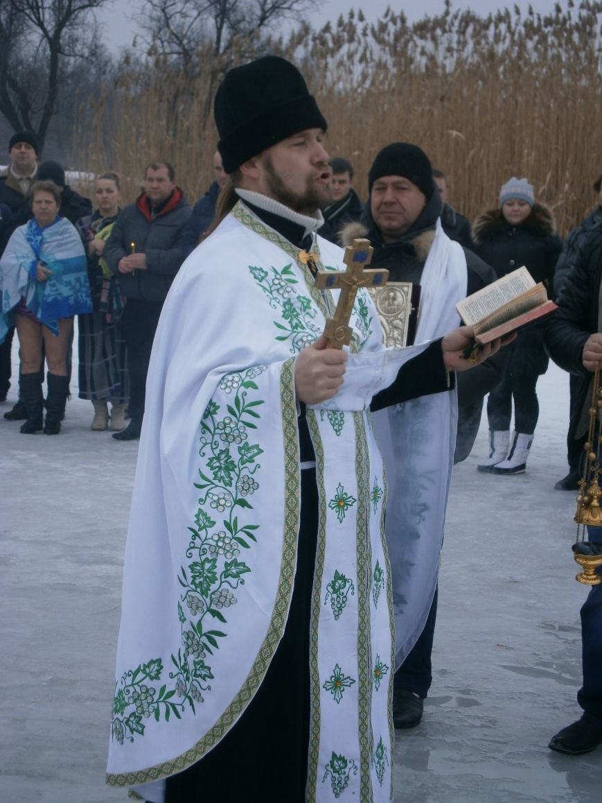 Как жители Димитрова купались в освященном водоеме «Синянка» (фото) - фото 4 Как жители Димитрова купались в освященном водоеме «Синянка» (фото) - фото 4