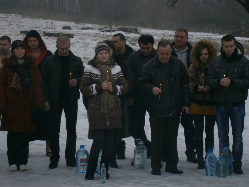 Как жители Димитрова купались в освященном водоеме «Синянка» (фото) - фото 5 Как жители Димитрова купались в освященном водоеме «Синянка» (фото) - фото 5
