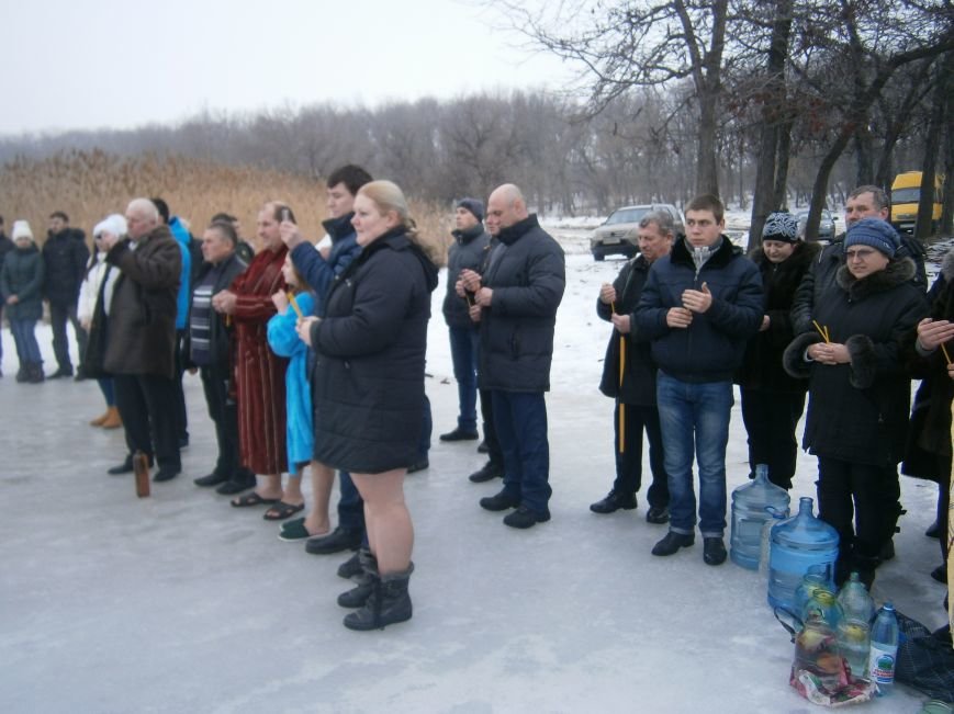 Как жители Димитрова купались в освященном водоеме «Синянка» (фото) - фото 12 Как жители Димитрова купались в освященном водоеме «Синянка» (фото) - фото 12