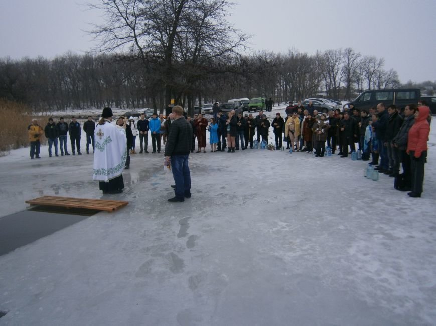 Как жители Димитрова купались в освященном водоеме «Синянка» (фото) - фото 8 Как жители Димитрова купались в освященном водоеме «Синянка» (фото) - фото 8