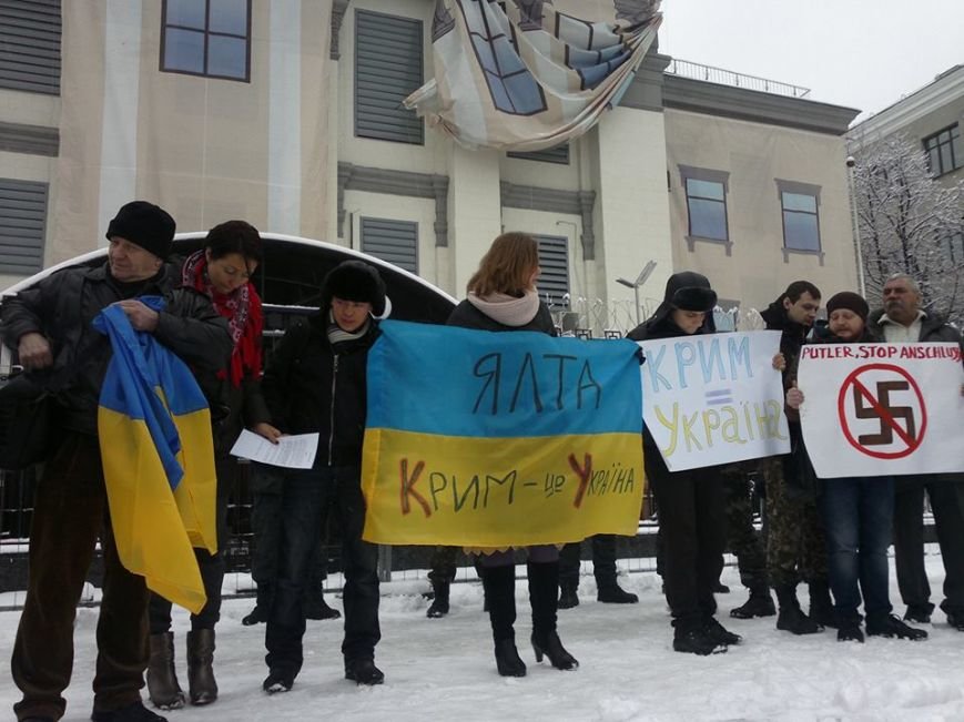 В Киеве под посольством РФ переселенцы потребовали вернуть Крым Украине (ФОТО) (фото) - фото 1 В Киеве под посольством РФ переселенцы потребовали вернуть Крым Украине (ФОТО) (фото) - фото 1