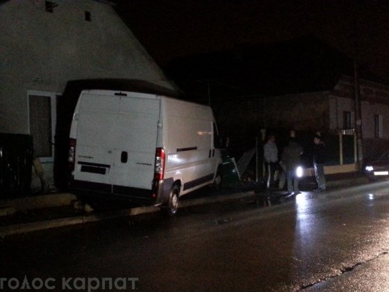 В Ужгороді мікроавтобус протаранив будинок (ФОТО) (фото) - фото 1 В Ужгороді мікроавтобус протаранив будинок (ФОТО) (фото) - фото 1