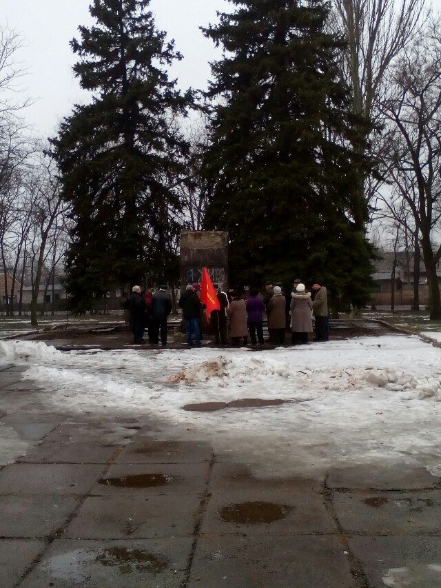 В Кривом Роге коммунисты вышли к сброшенному памятнику Ленина на митинг-реквием (ФОТО) (фото) - фото 1 В Кривом Роге коммунисты вышли к сброшенному памятнику Ленина на митинг-реквием (ФОТО) (фото) - фото 1