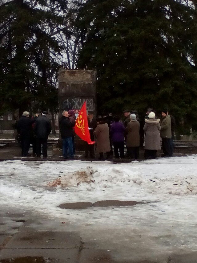 В Кривом Роге коммунисты вышли к сброшенному памятнику Ленина на митинг-реквием (ФОТО) (фото) - фото 1 В Кривом Роге коммунисты вышли к сброшенному памятнику Ленина на митинг-реквием (ФОТО) (фото) - фото 1
