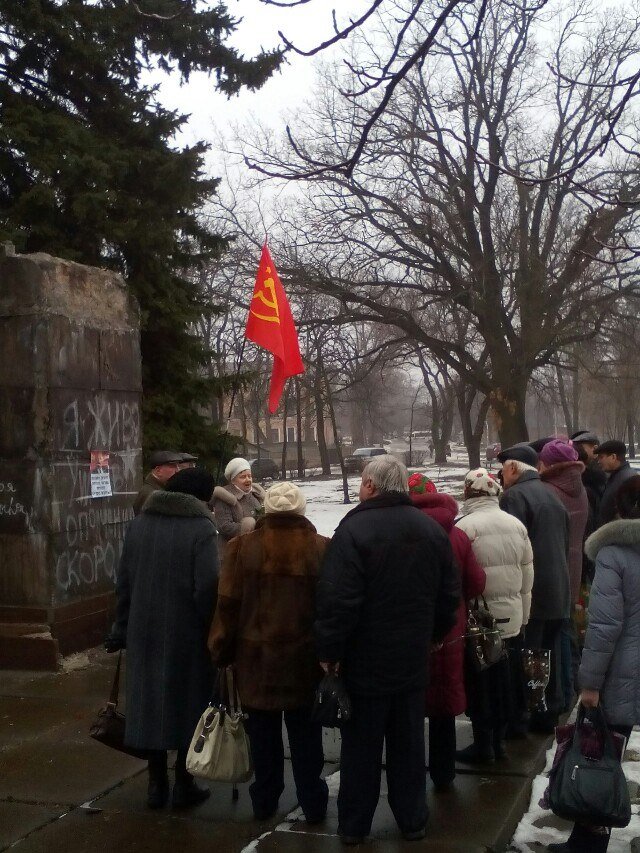 В Кривом Роге коммунисты вышли к сброшенному памятнику Ленина на митинг-реквием (ФОТО) (фото) - фото 1 В Кривом Роге коммунисты вышли к сброшенному памятнику Ленина на митинг-реквием (ФОТО) (фото) - фото 1