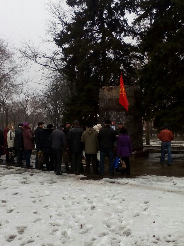 В Кривом Роге коммунисты вышли к сброшенному памятнику Ленина на митинг-реквием (ФОТО) (фото) - фото 1 В Кривом Роге коммунисты вышли к сброшенному памятнику Ленина на митинг-реквием (ФОТО) (фото) - фото 1