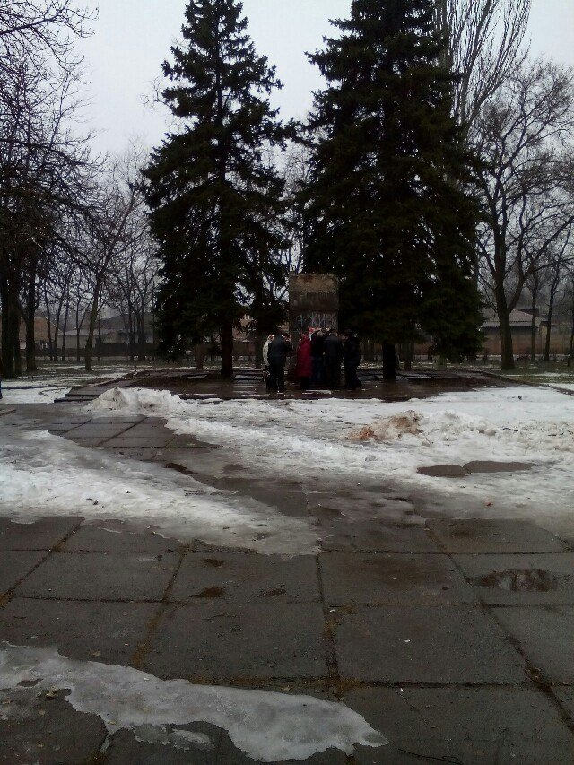 В Кривом Роге коммунисты вышли к сброшенному памятнику Ленина на митинг-реквием (ФОТО) (фото) - фото 1 В Кривом Роге коммунисты вышли к сброшенному памятнику Ленина на митинг-реквием (ФОТО) (фото) - фото 1