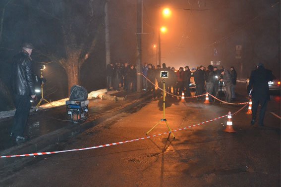 Жорстоке вбивство на вулиці Зеленій: труп чоловіка викинули з машини (ФОТО 18+) (фото) - фото 3 Жорстоке вбивство на вулиці Зеленій: труп чоловіка викинули з машини (ФОТО 18+) (фото) - фото 3