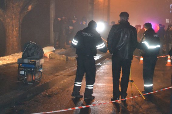 Жорстоке вбивство на вулиці Зеленій: труп чоловіка викинули з машини (ФОТО 18+) (фото) - фото 2 Жорстоке вбивство на вулиці Зеленій: труп чоловіка викинули з машини (ФОТО 18+) (фото) - фото 2
