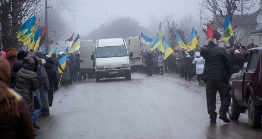На Тернопільщині сотні людей зустрічали тіло «кіборга» Володимира Труха (фоторепортаж) (фото) - фото 1 На Тернопільщині сотні людей зустрічали тіло «кіборга» Володимира Труха (фоторепортаж) (фото) - фото 1