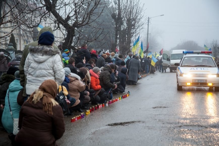 На Тернопільщині сотні людей зустрічали тіло «кіборга» Володимира Труха (фоторепортаж) (фото) - фото 1 На Тернопільщині сотні людей зустрічали тіло «кіборга» Володимира Труха (фоторепортаж) (фото) - фото 1
