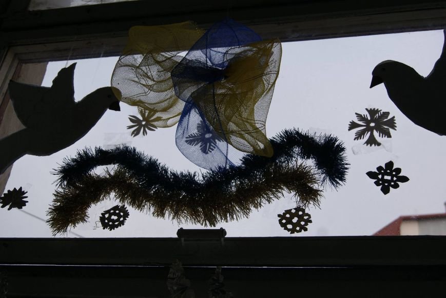 Тернополянка дарує усім мешканцям під`їзду святковий настрій (фото) (фото) - фото 1 Тернополянка дарує усім мешканцям під`їзду святковий настрій (фото) (фото) - фото 1