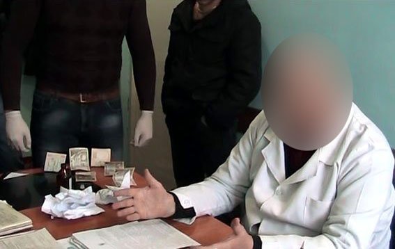 В Доброполье врач-травматолог «погорел» на взятке (фото) - фото 1 В Доброполье врач-травматолог «погорел» на взятке (фото) - фото 1
