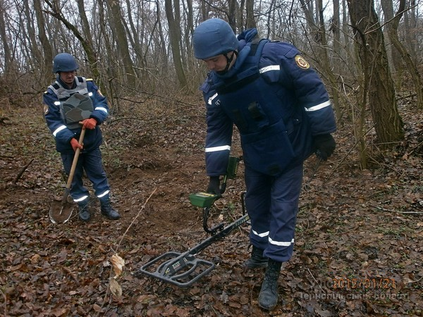 На Тернопільщині піротехніки вже кілька днів шукають вибухівку (фото) (фото) - фото 1 На Тернопільщині піротехніки вже кілька днів шукають вибухівку (фото) (фото) - фото 1