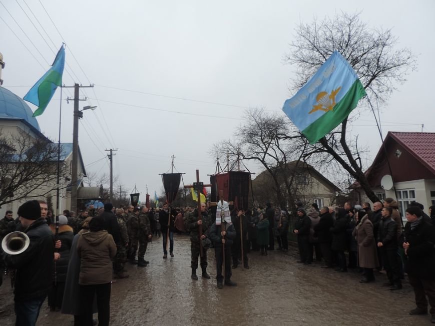 На Тернопільщині сотні людей провели в останню путь бійця, який загинув в Донецькому аеропорту (ФОТО) (фото) - фото 1 На Тернопільщині сотні людей провели в останню путь бійця, який загинув в Донецькому аеропорту (ФОТО) (фото) - фото 1