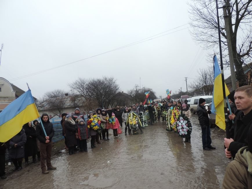 На Тернопільщині сотні людей провели в останню путь бійця, який загинув в Донецькому аеропорту (ФОТО) (фото) - фото 1 На Тернопільщині сотні людей провели в останню путь бійця, який загинув в Донецькому аеропорту (ФОТО) (фото) - фото 1