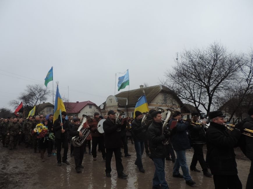 На Тернопільщині сотні людей провели в останню путь бійця, який загинув в Донецькому аеропорту (ФОТО) (фото) - фото 1 На Тернопільщині сотні людей провели в останню путь бійця, який загинув в Донецькому аеропорту (ФОТО) (фото) - фото 1