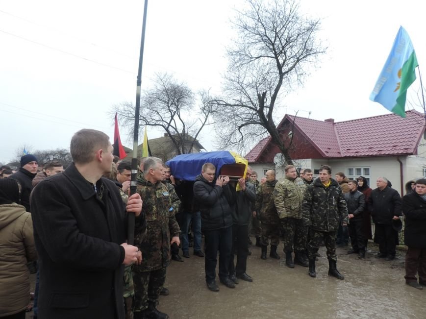 На Тернопільщині сотні людей провели в останню путь бійця, який загинув в Донецькому аеропорту (ФОТО) (фото) - фото 1 На Тернопільщині сотні людей провели в останню путь бійця, який загинув в Донецькому аеропорту (ФОТО) (фото) - фото 1