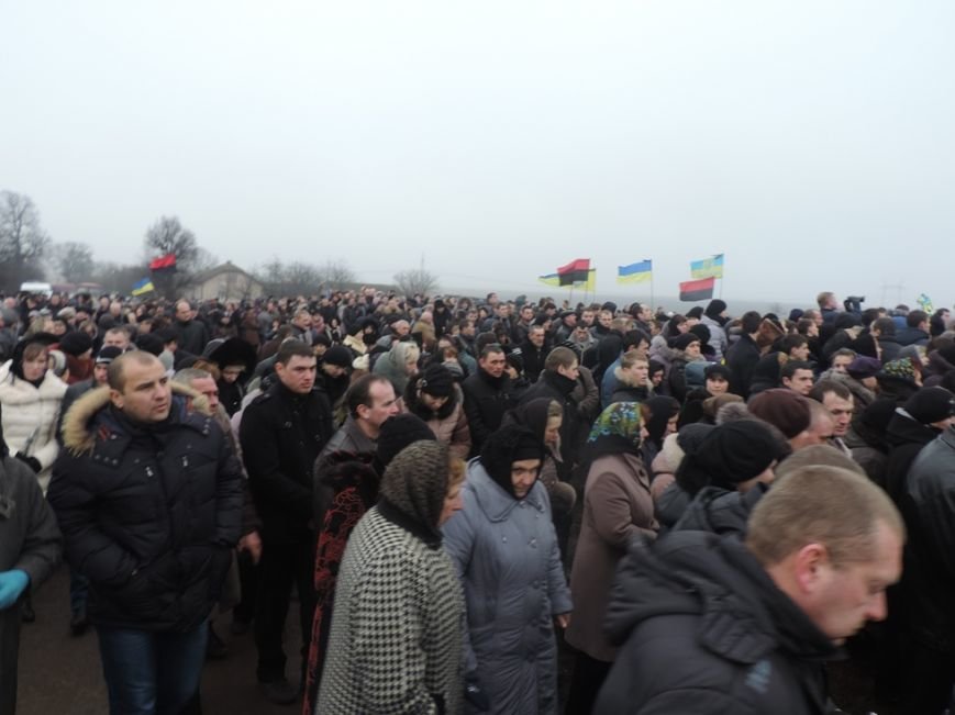 На Тернопільщині сотні людей провели в останню путь бійця, який загинув в Донецькому аеропорту (ФОТО) (фото) - фото 1 На Тернопільщині сотні людей провели в останню путь бійця, який загинув в Донецькому аеропорту (ФОТО) (фото) - фото 1