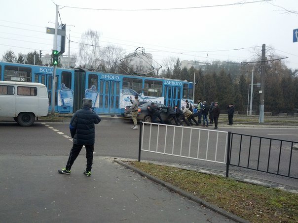 Ситуація на дорогах Львова: ДТП перехресті вул. Кн. Ольги та вул. Сахарова (фото) - фото 2 Ситуація на дорогах Львова: ДТП перехресті вул. Кн. Ольги та вул. Сахарова (фото) - фото 2