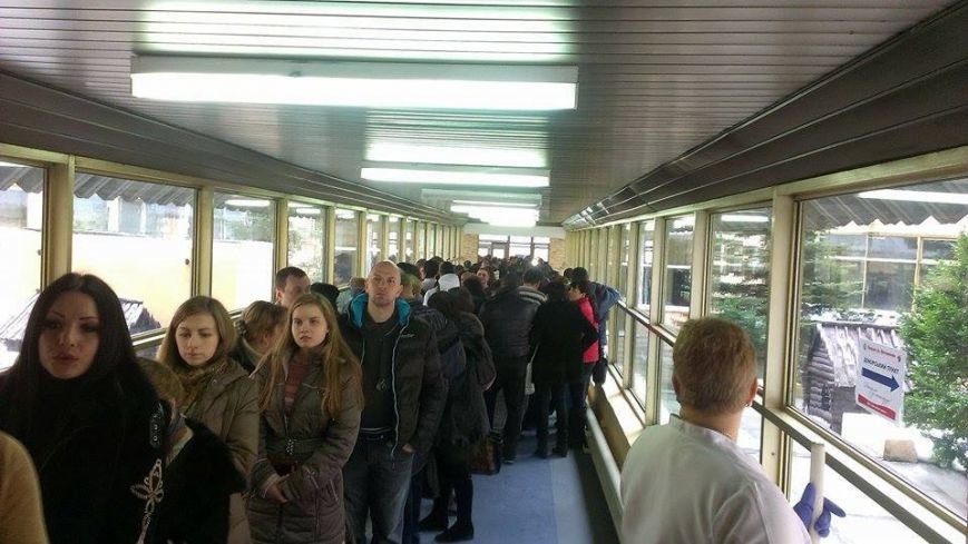 Возле Днепропетровской больницы собрались сотни людей, чтобы помочь «киборгам» (фото) - фото 1 Возле Днепропетровской больницы собрались сотни людей, чтобы помочь «киборгам» (фото) - фото 1