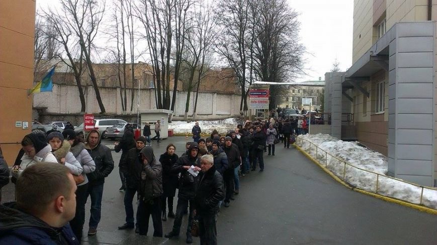 Возле Днепропетровской больницы собрались сотни людей, чтобы помочь «киборгам» (фото) - фото 2 Возле Днепропетровской больницы собрались сотни людей, чтобы помочь «киборгам» (фото) - фото 2
